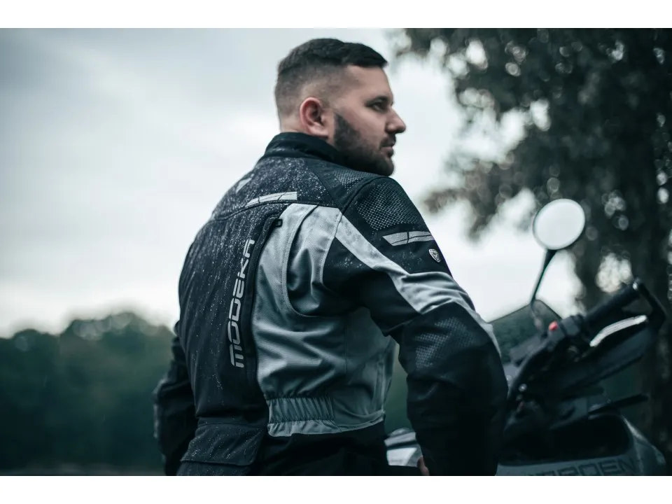 Ako jazdiť na motorke v daždi, aby to bolo bezpečné? Ako jazdiť na motorke v daždi, aby to bolo bezpečné?